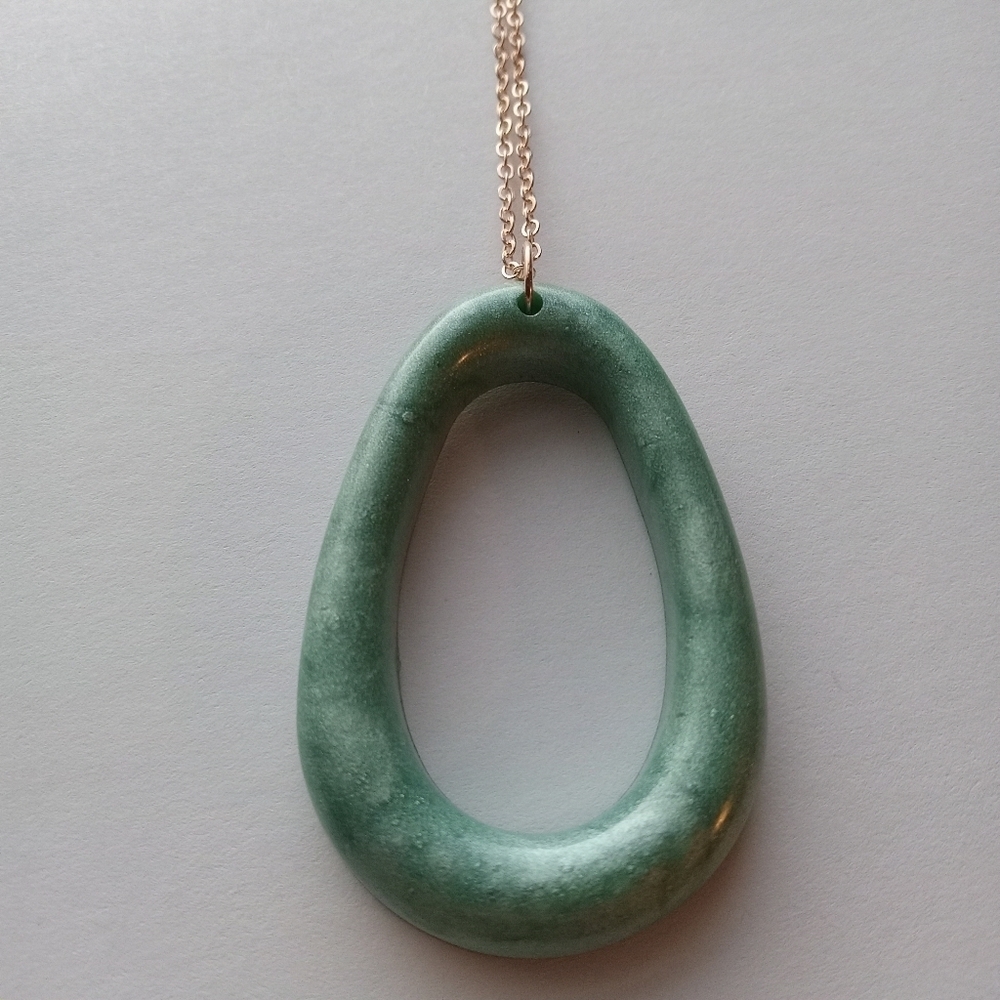 Green resin oval necklace - Picture 2 of 5